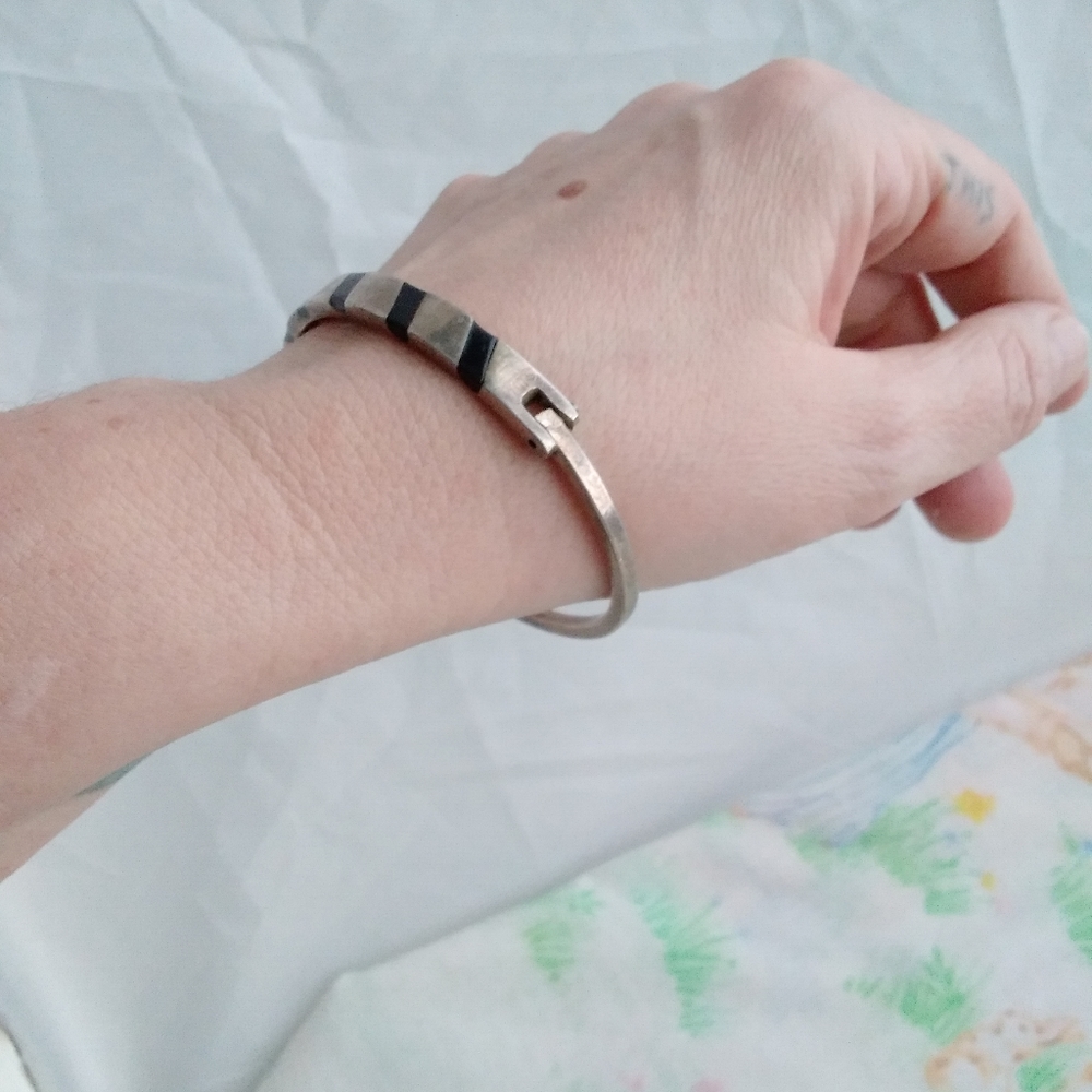 Vintage Silver Onyx Hinge Bracelet - Picture 3 of 12